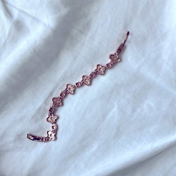 White flower rose gold bracelet - Picture 2 of 3